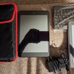 Trio & Kocaso table w/keyboard